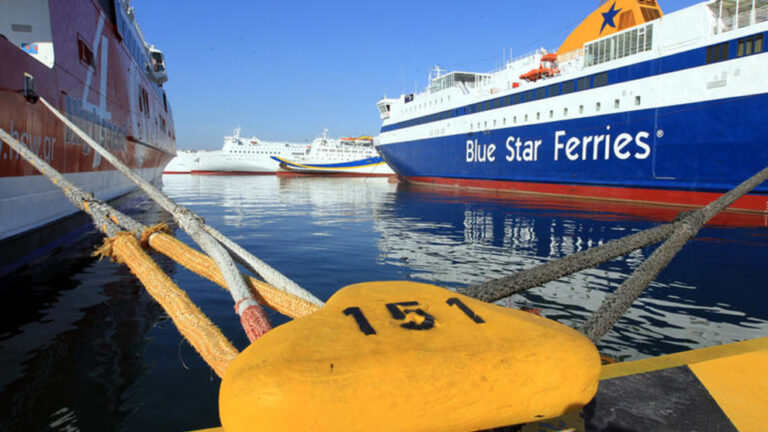 Απεργία: Διαμαρτυρίες επιβατών στο λιμάνι του Πειραιά – Απεργοί δεν επιτρέπουν τον απόπλου