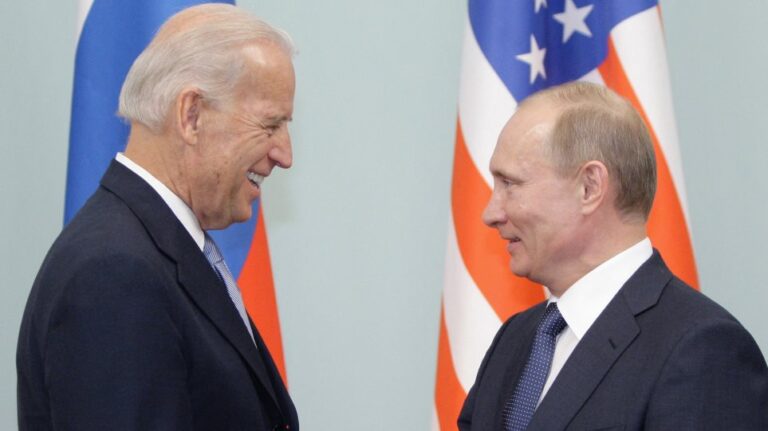 “Ψήνεται” συνάντηση Μπάιντεν – Πούτιν για το 2022