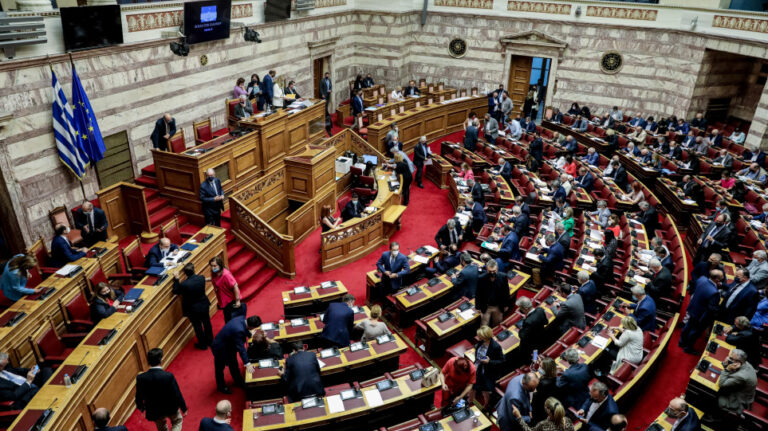 Βουλή: Ψηφίζεται η επιδότηση των λογαριασμών ρεύματος και φορολόγηση των ηλεκτροπαραγωγών