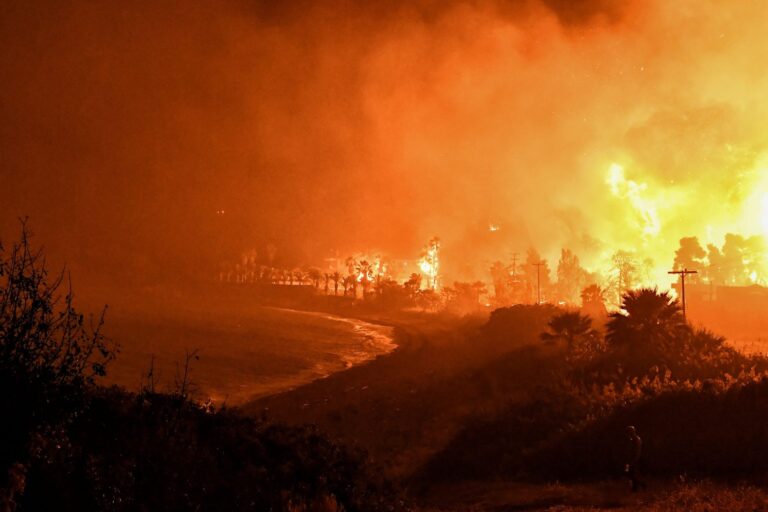 Σε ύφεση οι πυρκαγιές σε Στύρα, Βαρνάβα, Ελευσίνα και Ασπρόπυργο