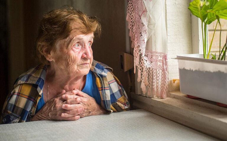 80χρονη ξυλοκοπούσε τον 90χρονο σύζυγό της στο Βόλο