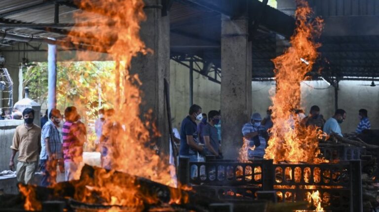 Κορωνοϊός – Ινδία: Aκόμη 2.542 θάνατοι καταγράφηκαν το τελευταίο 24ωρο