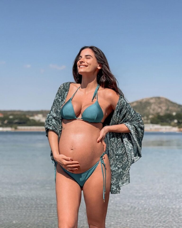 Η Χριστίνα Μπόμπα και ο Σάκης Τανιμανίδης βολτάρουν… στον ένατο μήνα εγκυμοσύνης