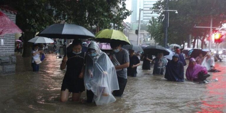 Σφοδρή κακοκαιρία στην Κίνα: 200.000 άνθρωποι απομακρύνθηκαν – 12 νεκροί από πλημμύρα στο μετρό
