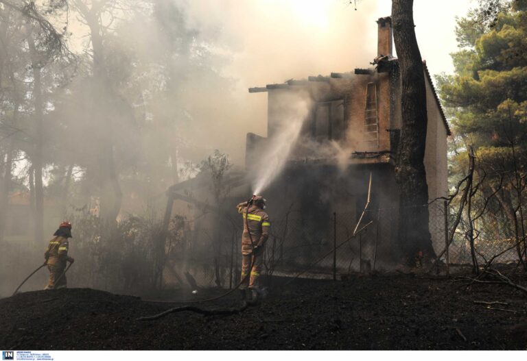 Η τραγική εικόνα από τον απολογισμό της φωτιάς στο Λουτράκι-Πάνω από 40 σπίτια κάηκαν ολοσχερώς