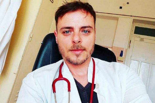Nίκος Μίχας: Ο πρώην παίκτης ριάλιτι και νυν γιατρός είναι αρνητής των εμβολίων