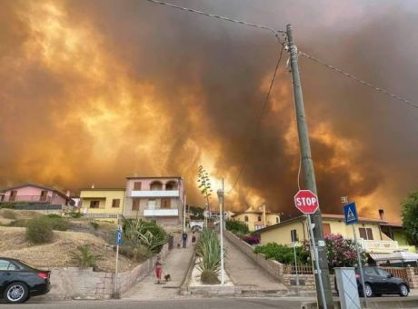 Ιταλία: Σε κατάσταση έκτακτης ανάγκης η Σαρδηνία – Άνθρωποι εγκαταλείπουν τα σπίτια τους λόγω των πυρκαγιών