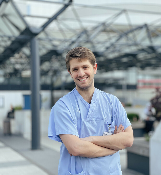 Ο 33χρονος ‘Ελληνας γιατρός που βραβεύτηκε στη Γερμανία για έρευνά του για τον Covid λέει να εμβολιαστούμε