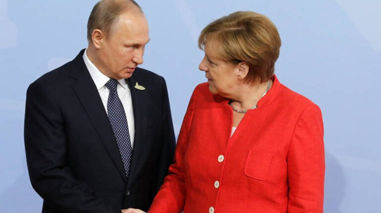 Στο Κρεμλίνο η Μέρκελ – Ξεκίνησαν οι συζητήσεις με Πούτιν