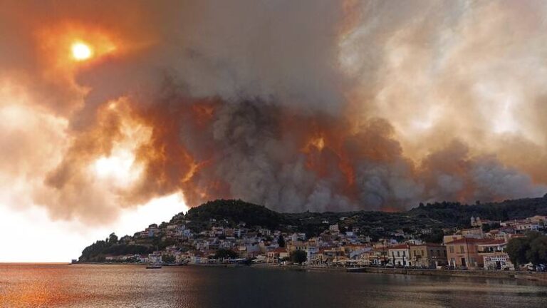 Φωτιά στην Εύβοια: Σταμάτησαν στη θάλασσα οι φλόγες στο Αγριοβότανο – Κανένας εφησυχασμός λόγω αναζωπυρώσεων