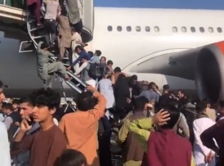 Αφγανιστάν: Χάος στο αεροδρόμιο της Καμπούλ – Προσπαθούν απεγνωσμένα να εγκαταλείψουν την χώρα