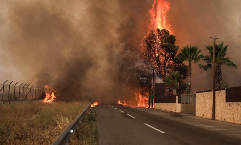 Κερατέα: Πυρκαγιά κοντά σε οικιστικό ιστό στο Δασκαλειό