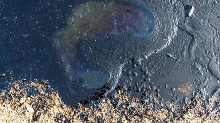 Συναγερμός στην Κύπρο για τεράστια πετρελαιοκηλίδα από τη Συρία που “ταξιδεύει” στη Μεσόγειο