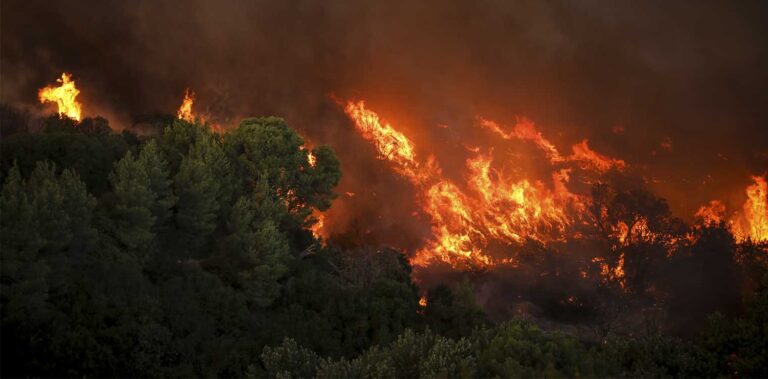 Μεγάλη φωτιά στο Λουτράκι – Δύσκολη η κατάσταση λόγω ισχυρών ανέμων