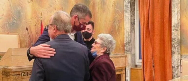 Ζευγάρι 87 και 85 ετών παντρεύτηκαν χθες στο δημαρχείο από τον Μπακογιάννη