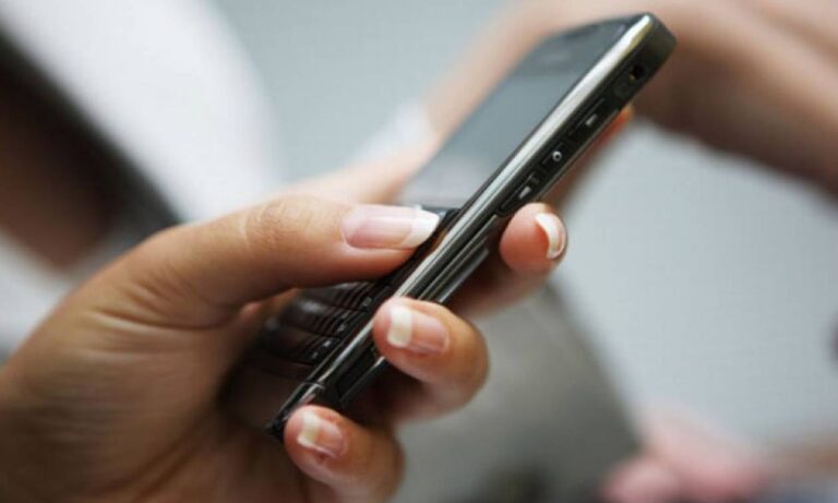 Tι πρέπει να κάνουν οι 15-29 ετών για να απαλλαγούν από το τέλος κινητής τηλεφωνίας