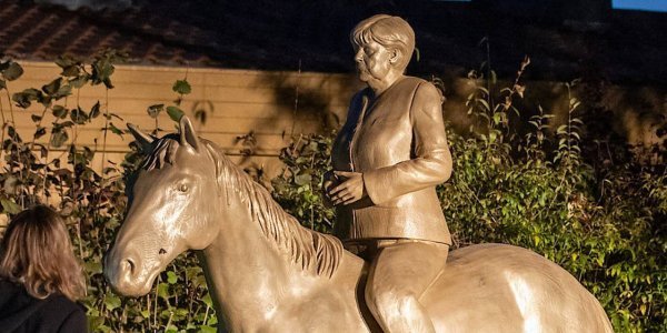 Γερμανία: Αντιδράσεις για το άγαλμα της Άνγκελα Μέρκελ