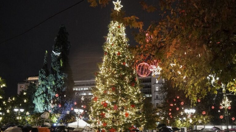 Μπήκαμε στο κλίμα των Χριστουγέννων – Στολίστηκε εντυπωσιακά η πλατεία Συντάγματος