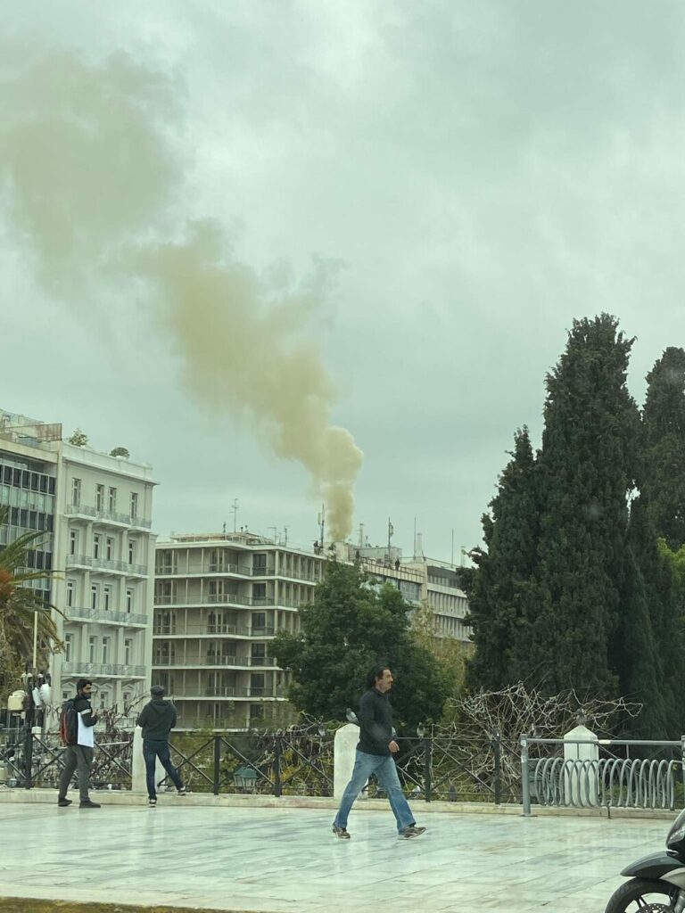 Φωτιά στην οδό Μητροπόλεως στο κέντρο της Αθήνας