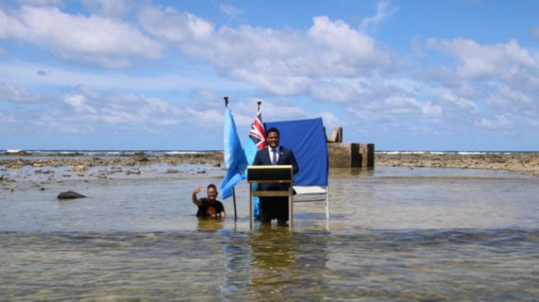 Κλιματική αλλαγή: Ο ΥΠΕΞ του Τουβάλου βούτηξε στη θάλασσα… με το κοστούμι