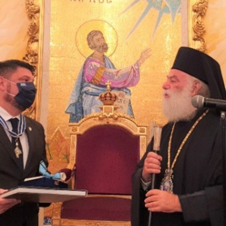 Μια ξεχωριστή τιμητική διάκριση επιφύλαξε ο Πατριάρχης Αλεξανδρείας Θεόδωρος στον υφυπουργό Εθνικής Άμυνας Νίκο Χαρδαλιά
