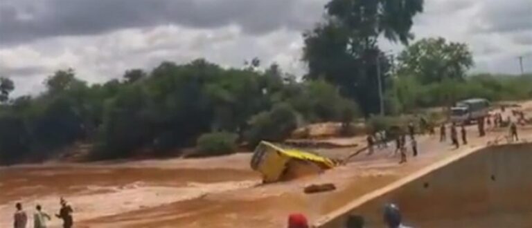 Κένυα: Τραγωδία με λεωφορείο που βυθίστηκε σε ποτάμι – Τουλάχιστον 31 νεκροί