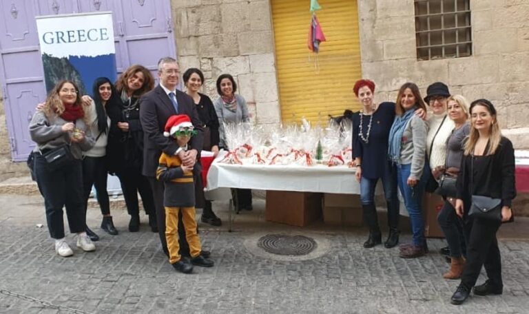 Βηθλεέμ: To Γενικό Προξενείο της Ελλάδος στα Ιεροσόλυμα στην αφή του Χριστουγεννιάτικου δένδρου