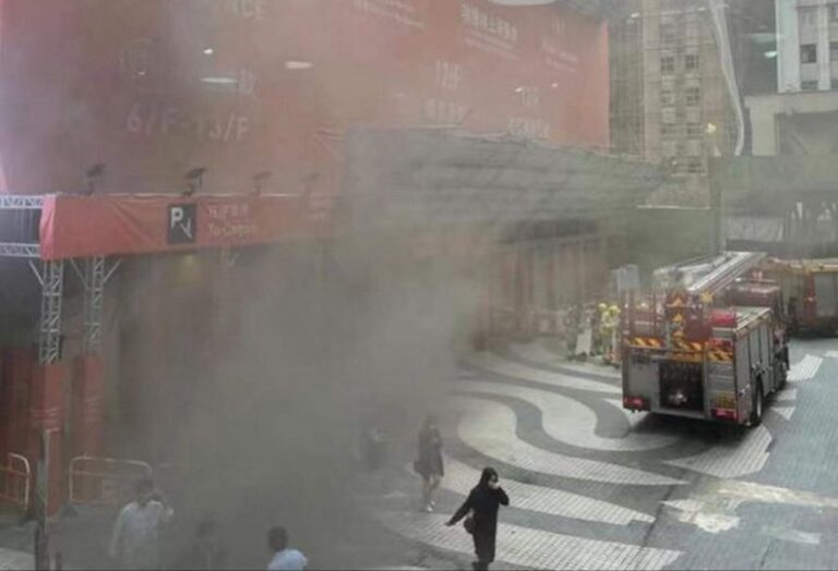 Xoνγκ Κονγκ: Μεγάλη φωτιά στο Παγκόσμιο Κέντρο Εμπορίου – Εγκλωβισμένοι άνθρωποι στο κτίριο
