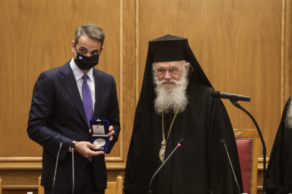 Το μετάλλιο της Εκκλησίας για τα 200 χρόνια από την Επανάσταση στον Μητσοτάκη