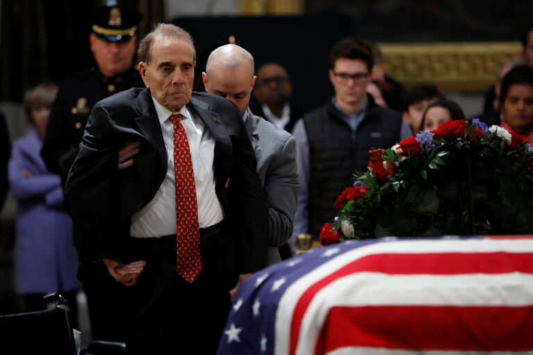 ΗΠΑ: Μεσίστιες οι σημαίες για τον θάνατο του πρώην γερουσιαστή Μπομπ Ντόουλ