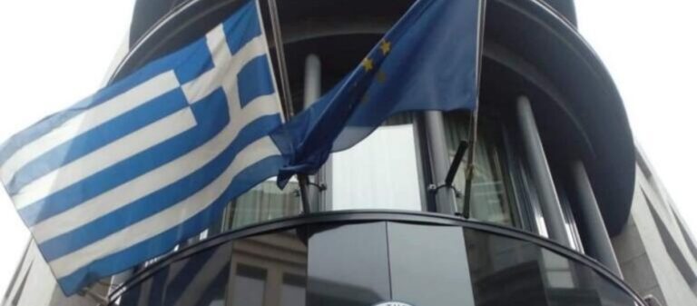 Βέλγιο: Μεσίστια η ελληνική σημαία στην πρεσβεία της Ελλάδας για το θάνατο του Κάρολου Παπούλια