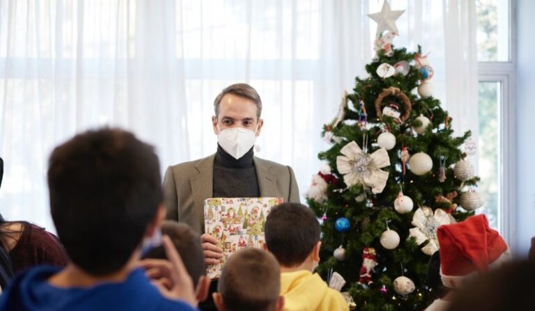 Ο Κυριάκος Μητσοτάκης άκουσε τα κάλαντα των Χριστουγέννων από τα παιδιά της Παιδόπολης «Άγιος Ανδρέας»