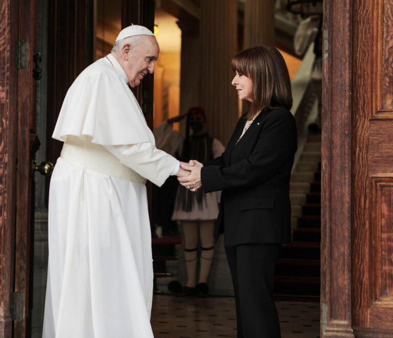 Ο Πάπας Φραγκίσκος στο Προεδρικό Μέγαρο -Συνάντηση με την Πρόεδρο της Δημοκρατίας και τον πρωθυπουργό