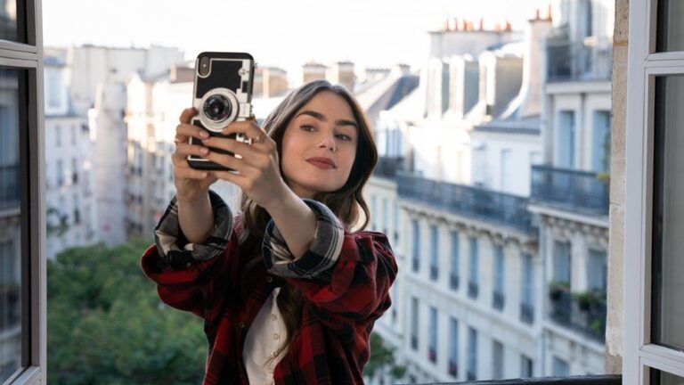 Emily in Paris: Το Netflix κάνει πλάκα και δείχνει την πρωταγωνίστρια… να πηγαίνει Φιλιατρά