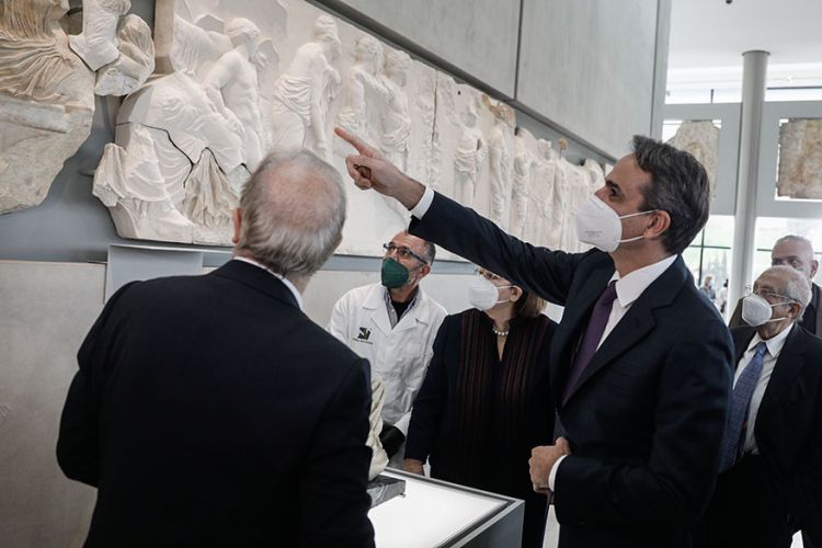 Παράδοση του «θραύσματος Fagan» στο Μουσείο της Ακρόπολης παρουσία Μητσοτάκη