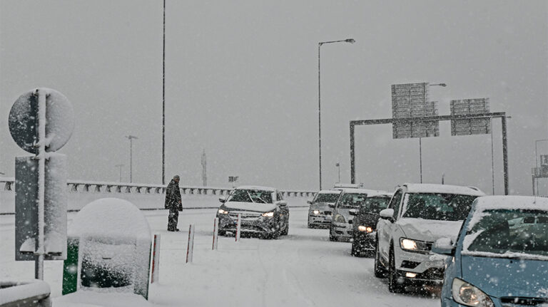 Βαρύ πρόστιμο στην Αττική οδό από το Υπ. Υποδομών και Μεταφορών για τον πολύωρο εγκλωβισμό των πολιτών στα χιόνια
