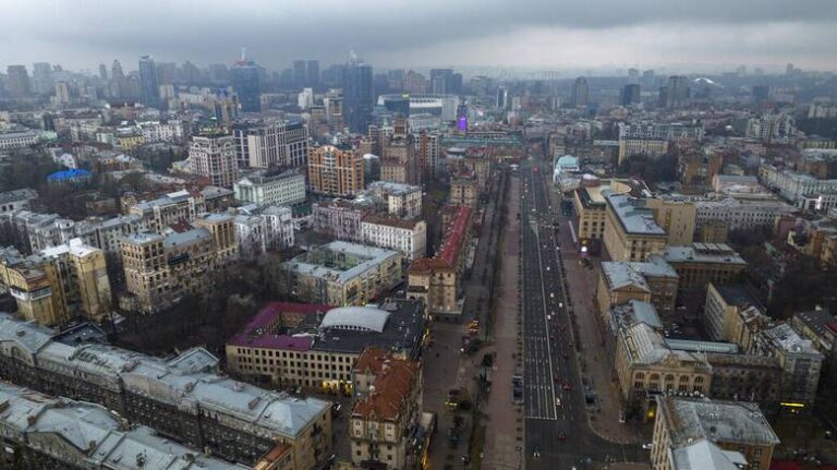 Πόλεμος στην Ουκρανία: Απαγόρευση κυκλοφορίας στο Κίεβο μετά τις 17:00