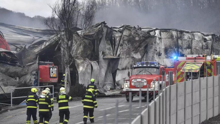 Aνυπολόγιστη ζημιά σε εργοστάσιο της Skoda στην Τσεχία – Ξέσπασε τεράστια πυρκαγιά