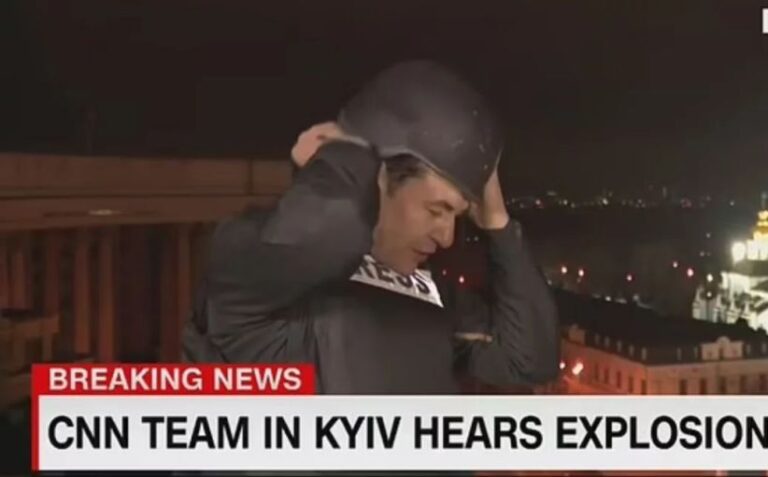 Συγκλονιστικό: Δημοσιογράφος του CNN ενώ μετέδιδε live, άκουσε βομβαρδισμούς και έτρεξε να βάλει το γιλέκο του (βίντεο)
