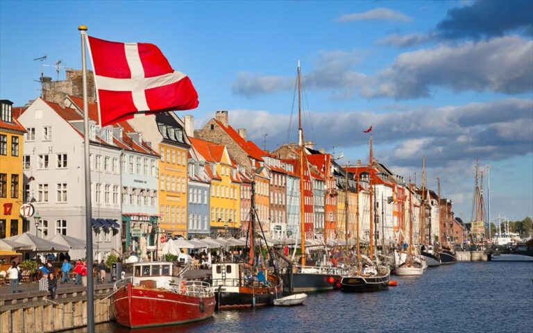 Η Δανία γίνεται η πρώτη χώρα της ΕΕ που καταργεί τα περιοριστικά μέτρα για την πανδημία