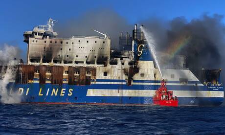 Euroferry Olympia: Αναζωπυρώθηκε η φωτιά στο εσωτερικό του πλοίου