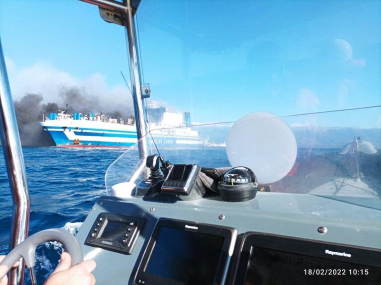 14 Άτομα αγνοούνται από το πλοίο που έπιασε φωτιά ανοιχτά της Κέρκυρας