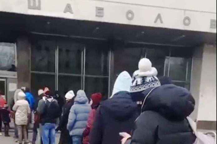 Ρωσία – Κυρώσεις: Μεγάλες ουρές έξω από ΑΤΜ στην Αγία Πετρούπολη