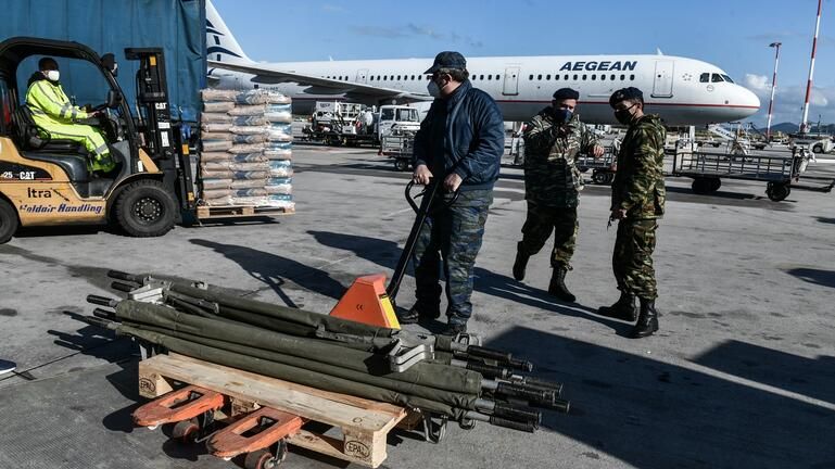 Η Ελλάδα έστειλε στρατιωτικό εξοπλισμό στην Ουκρανία (φωτό)