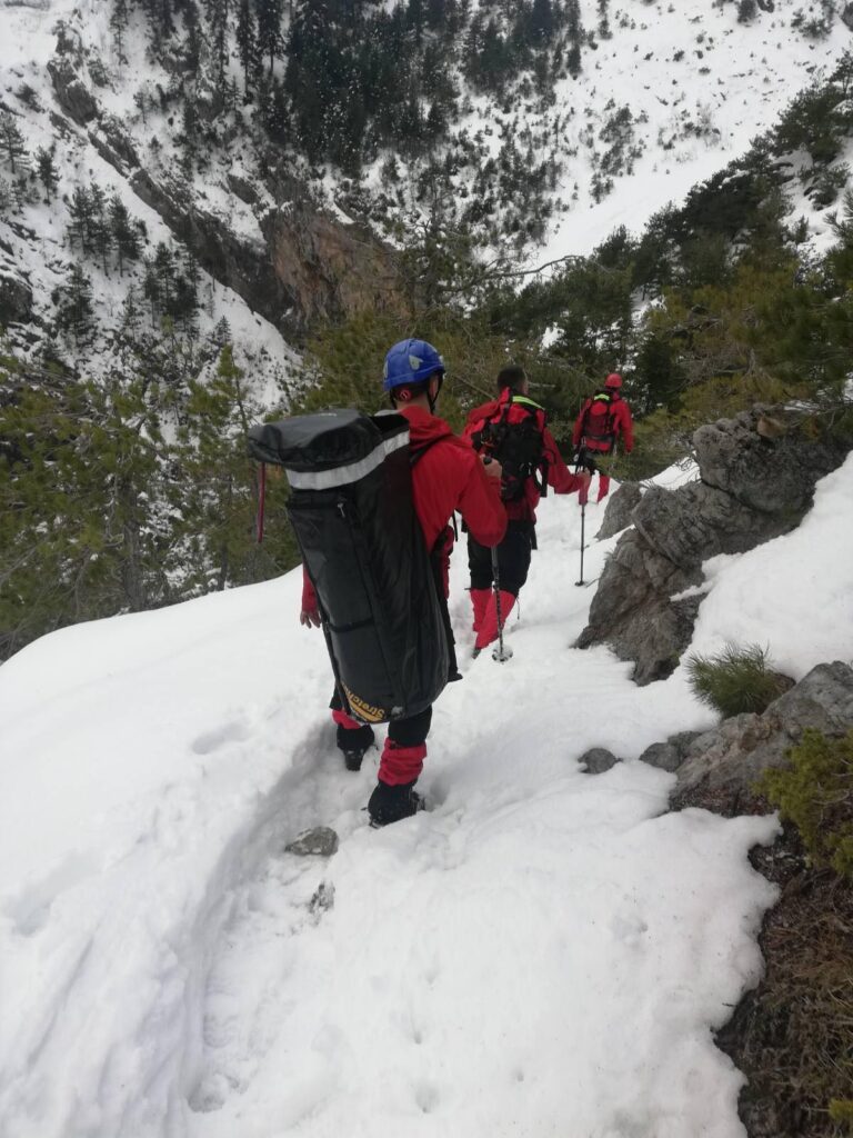 Καλάβρυτα: Θλίψη για το χαμό των τριών αναρριχητών – Παρασύρθηκαν από χιονοστιβάδα