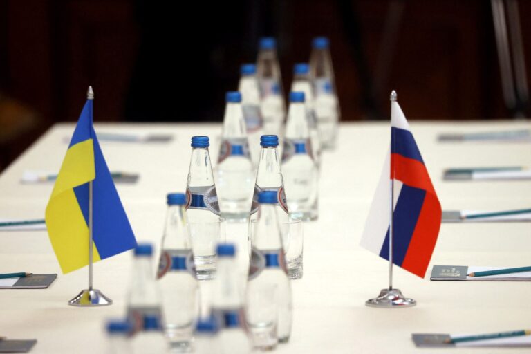 Συνεχίζονται οι συνομιλίες Ρωσίας & Ουκρανίας – Μουδιασμένα μετά την Μπούκα