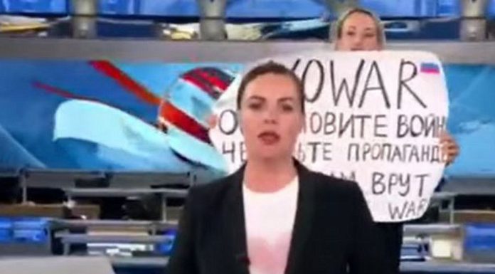Η Ρωσίδα δημοσιογράφος πίσω από το πλακάτ – Ποια είναι η ποινή που επιβλήθηκε στην “πιο γενναία γυναίκα”