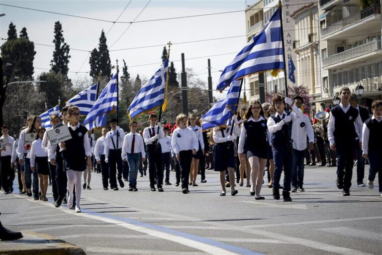 Δείτε φωτογραφίες από την στρατιωτική παρέλαση στο κέντρο της Αθήνας
