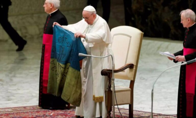 Πάπας Φραγκίσκος: Καταδίκασε τα εγκλήματα πολέμου στη Μπούσα με ουκρανική σημαία στα χέρια