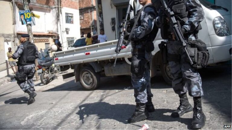 Βραζιλία: 22 νεκροί από επιχείρηση αστυνομίας σε φαβέλα – Διαδηλώσεις για την αστυνομική βία